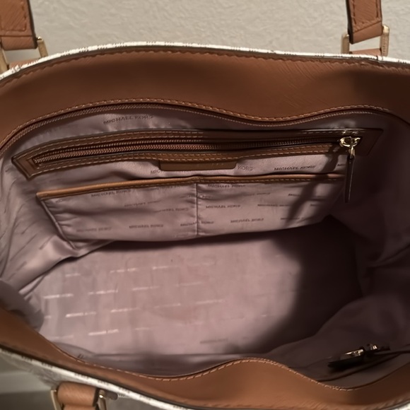 Michael Kors Tote and Matching Wallet - Picture 4 of 12